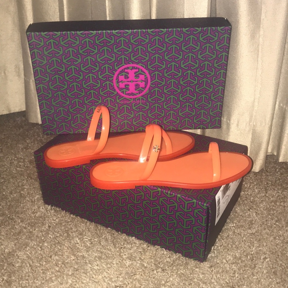 New in Box- $65- Size 6 poppy Coral two-band jelly